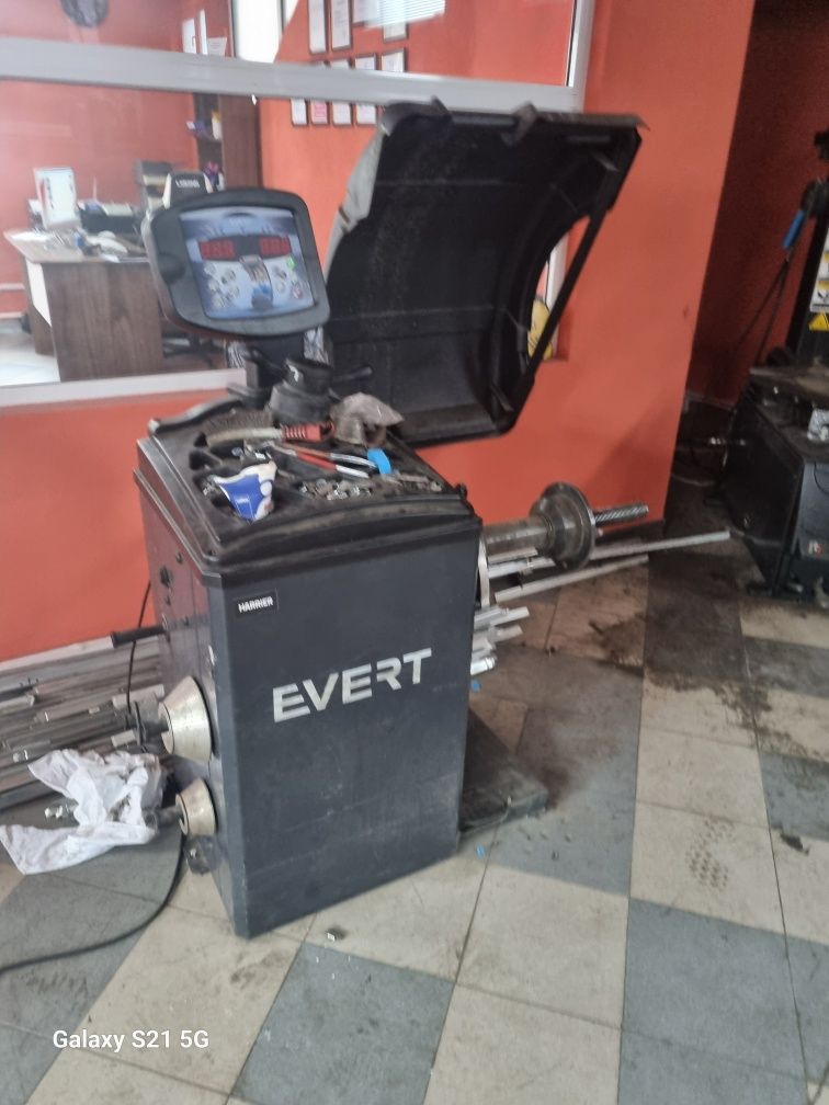 Închiriez service auto functional