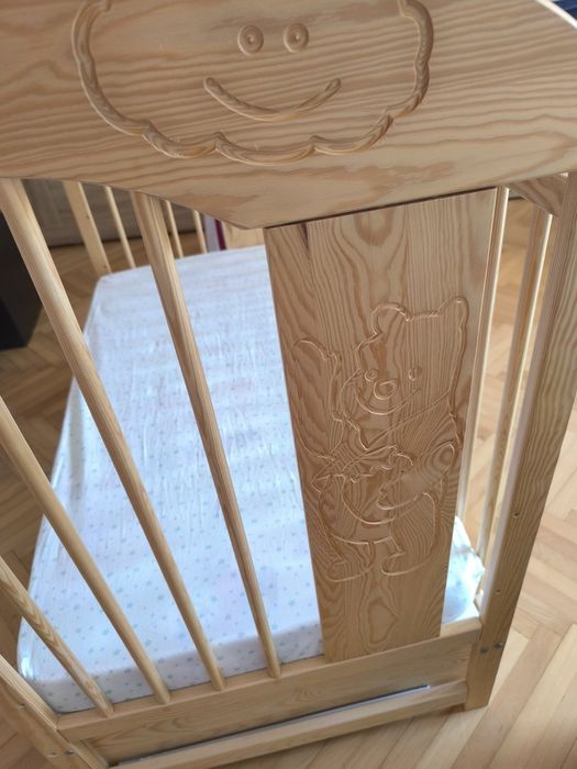 Бебешко креватче от масивно дърво с матрак