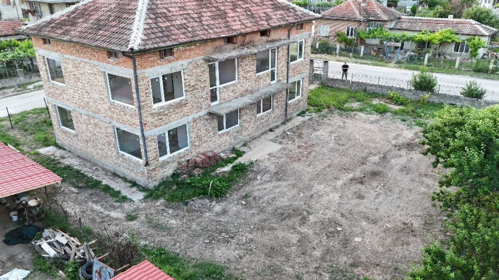 Продава се двуетажна масивна къща