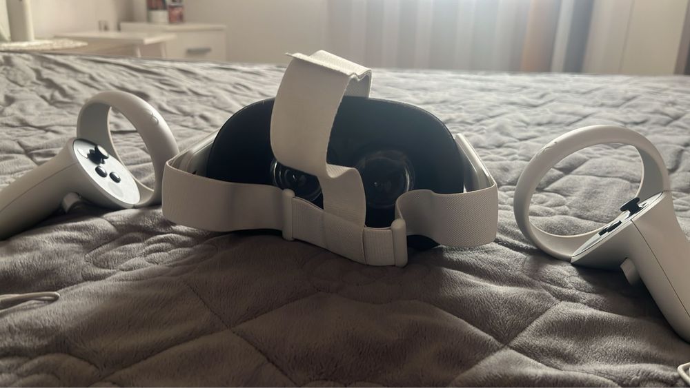 Vând ochelari Oculus Quest 2