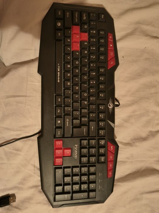Vând kit de gaming cu tstatură și mouse pad