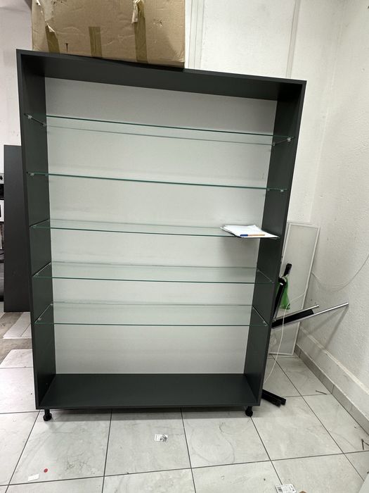 Vand monilier spatiu comercial si manechine dama si barbati