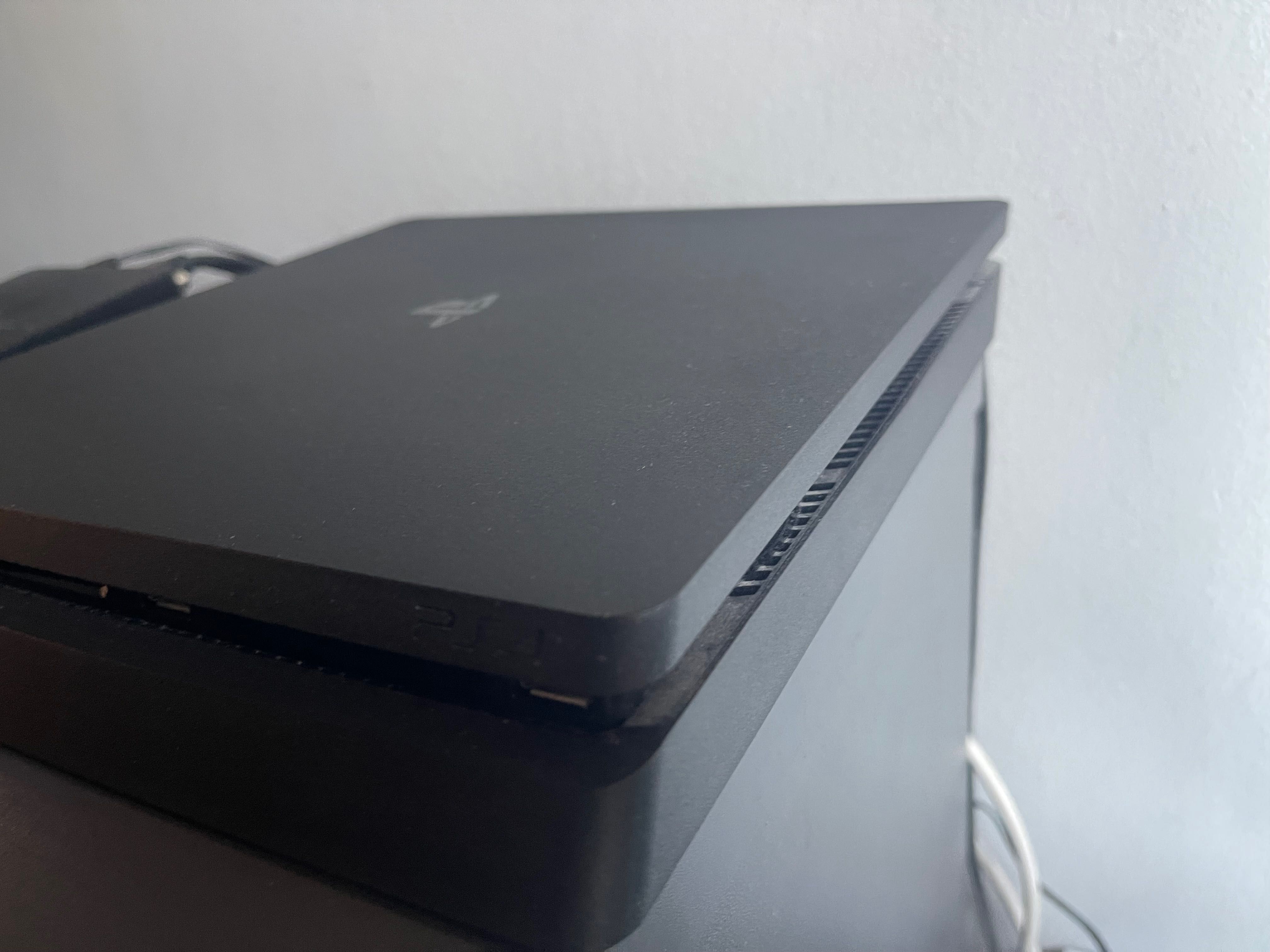 PlayStation 4 Slim със стойка и волан