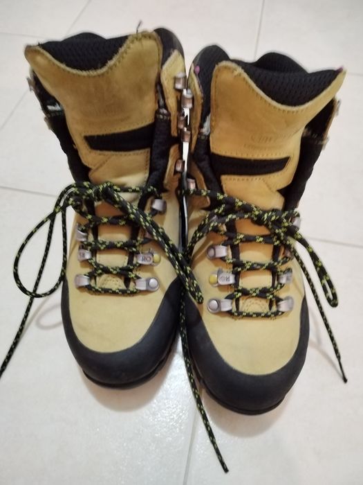 Дамски  туристически обувки Salewa 37.5 номер.