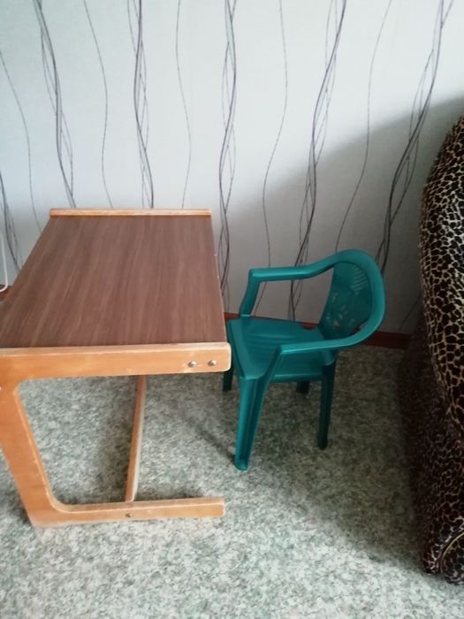 Парта школьная в хорошем состоянии