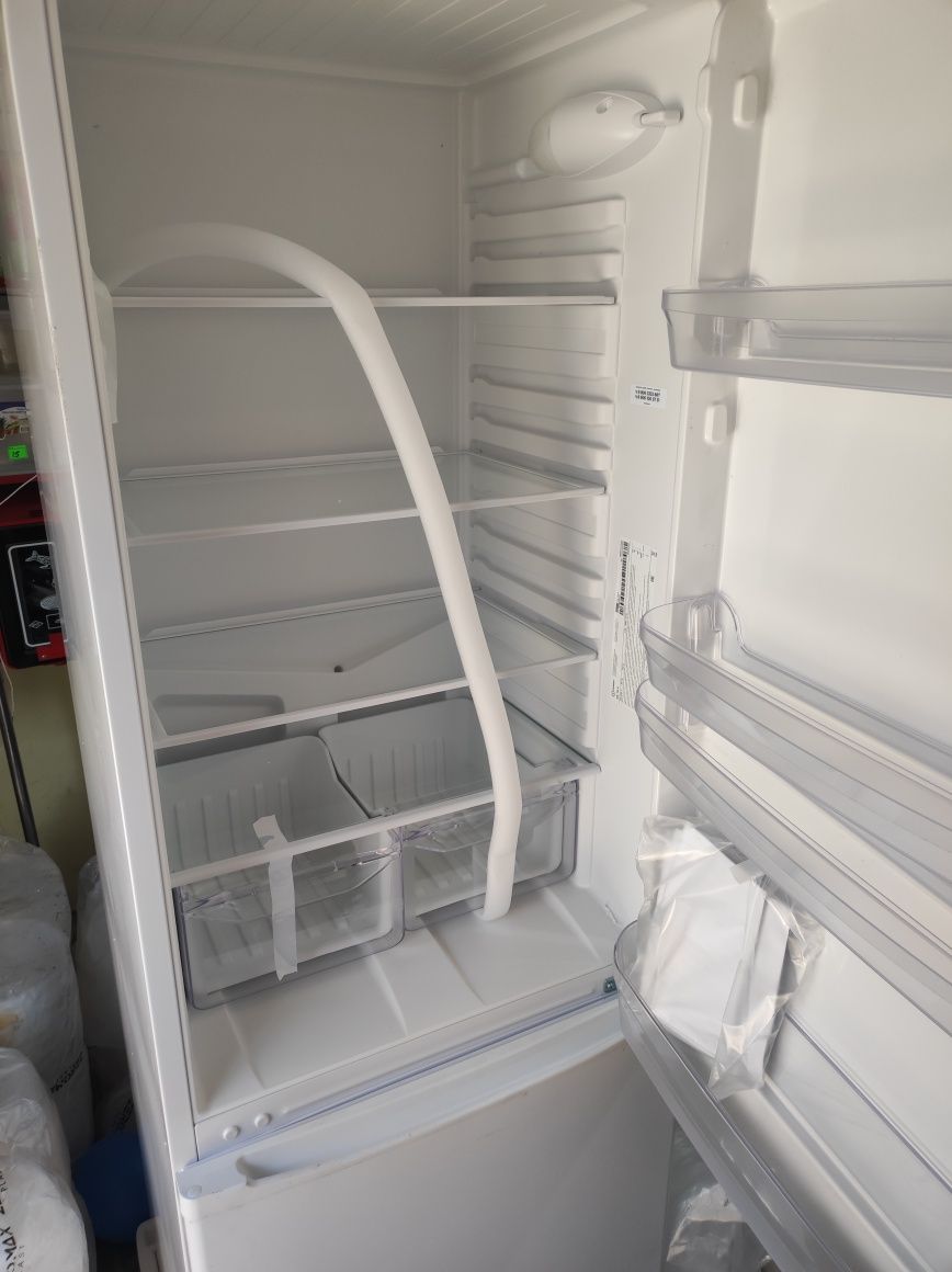 Холодильник INDESIT сотилади янги