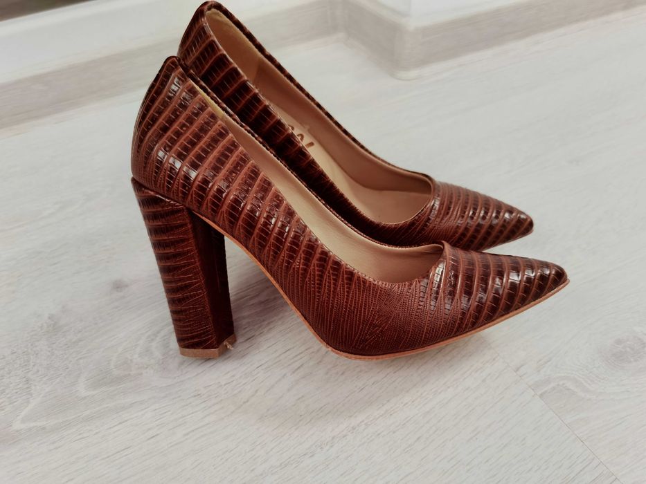 Pantofi stiletto noi superbi cu toc gros, maro marimea 37