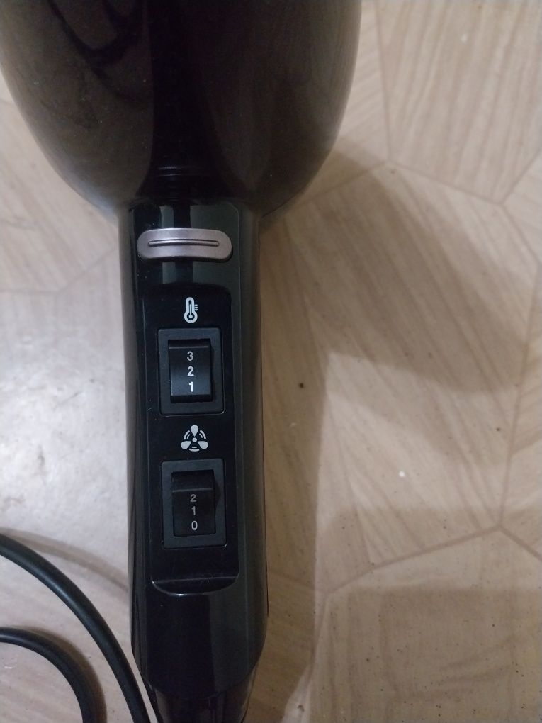 Uscător Rowenta profesional cu 3 viteze 150lei