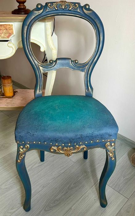 Реновиран стол със добавени орнаменти