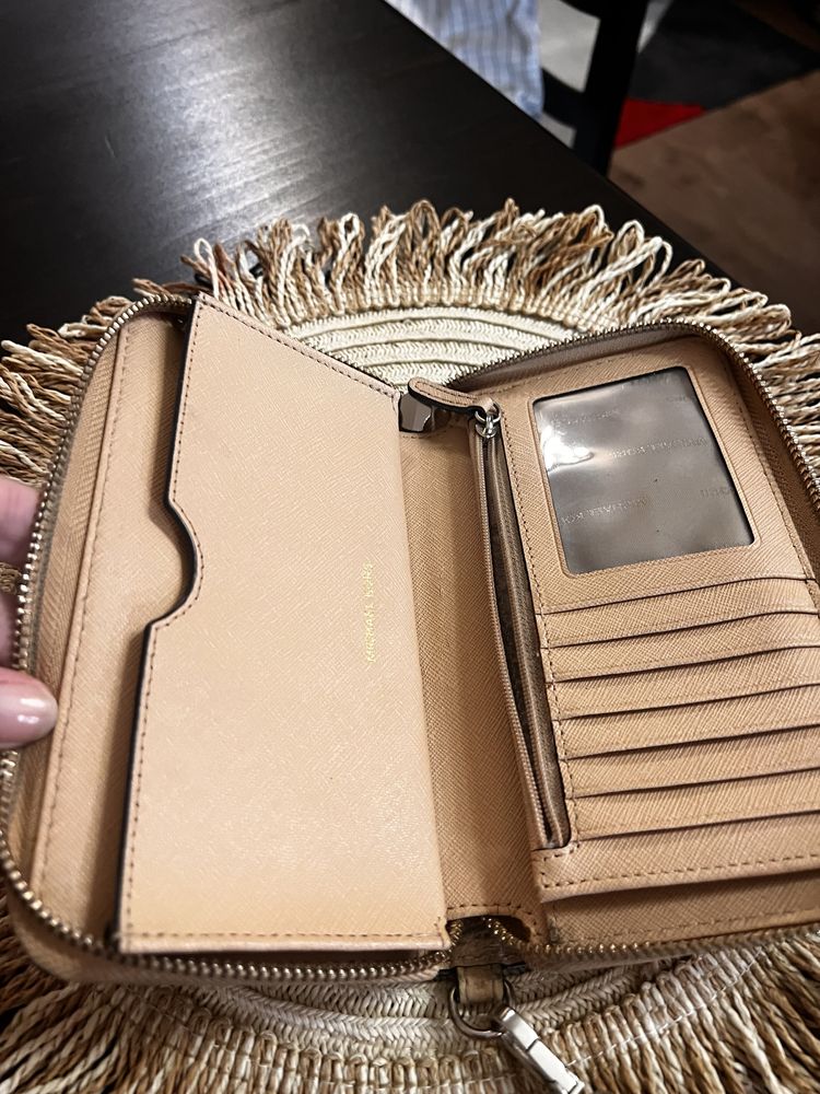 Дамски портфейли черно от естествена кожа и оригинално на Michael Kors