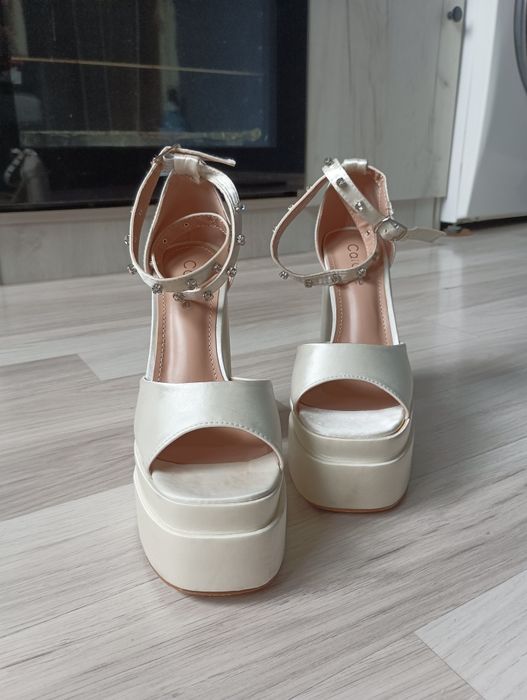 Сандали на ток-бели