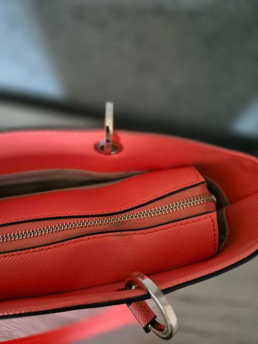 Чанта Guess в свеж коралов цвят