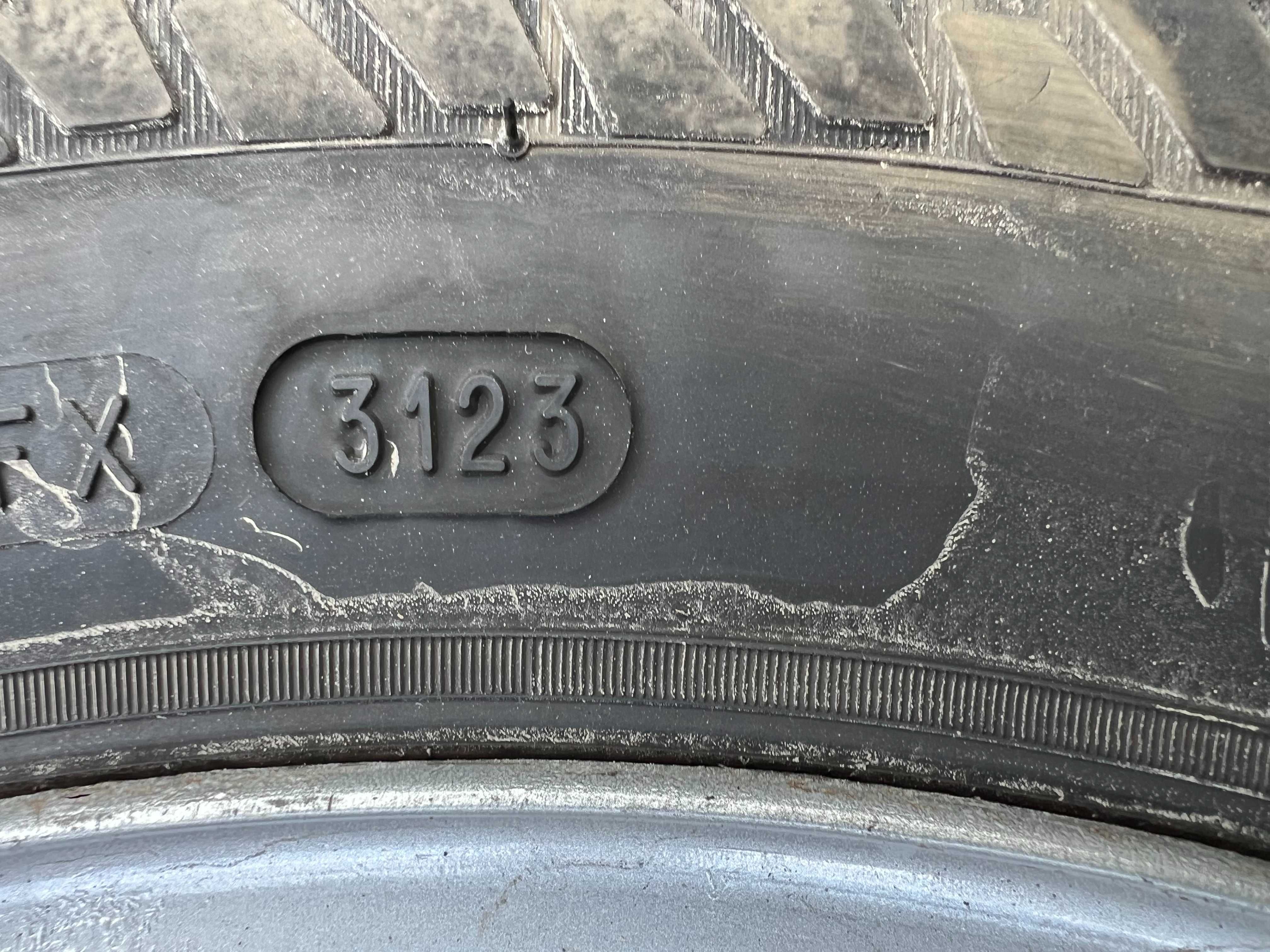 Продавам зимни гуми Michelin DOT3123 с джанти за бус ФОРД/FORD!