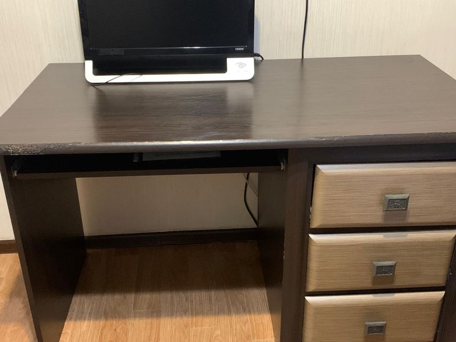 Стол рабочий вместительный