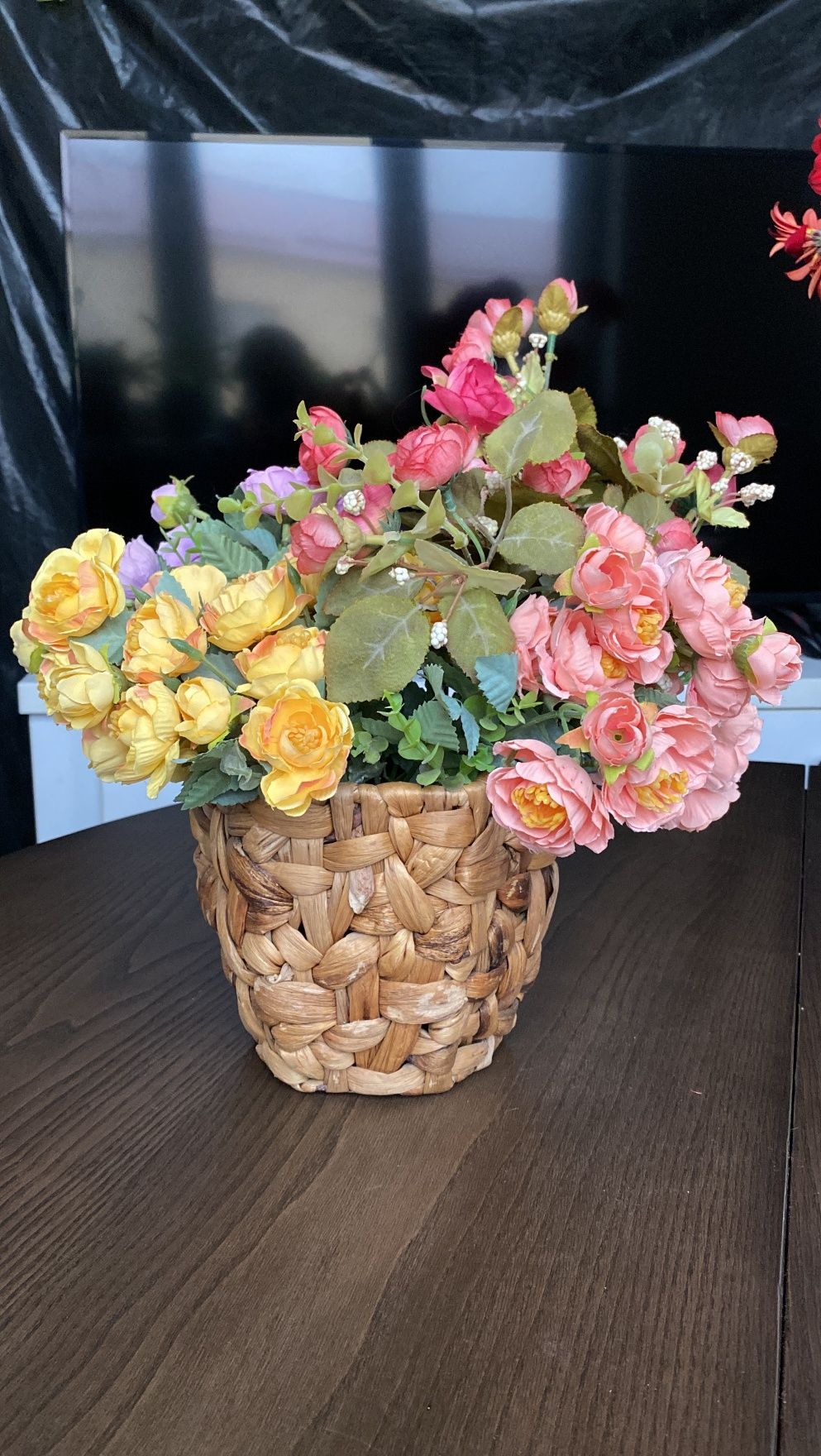 Цветы розы декоративные в плетёной вазе