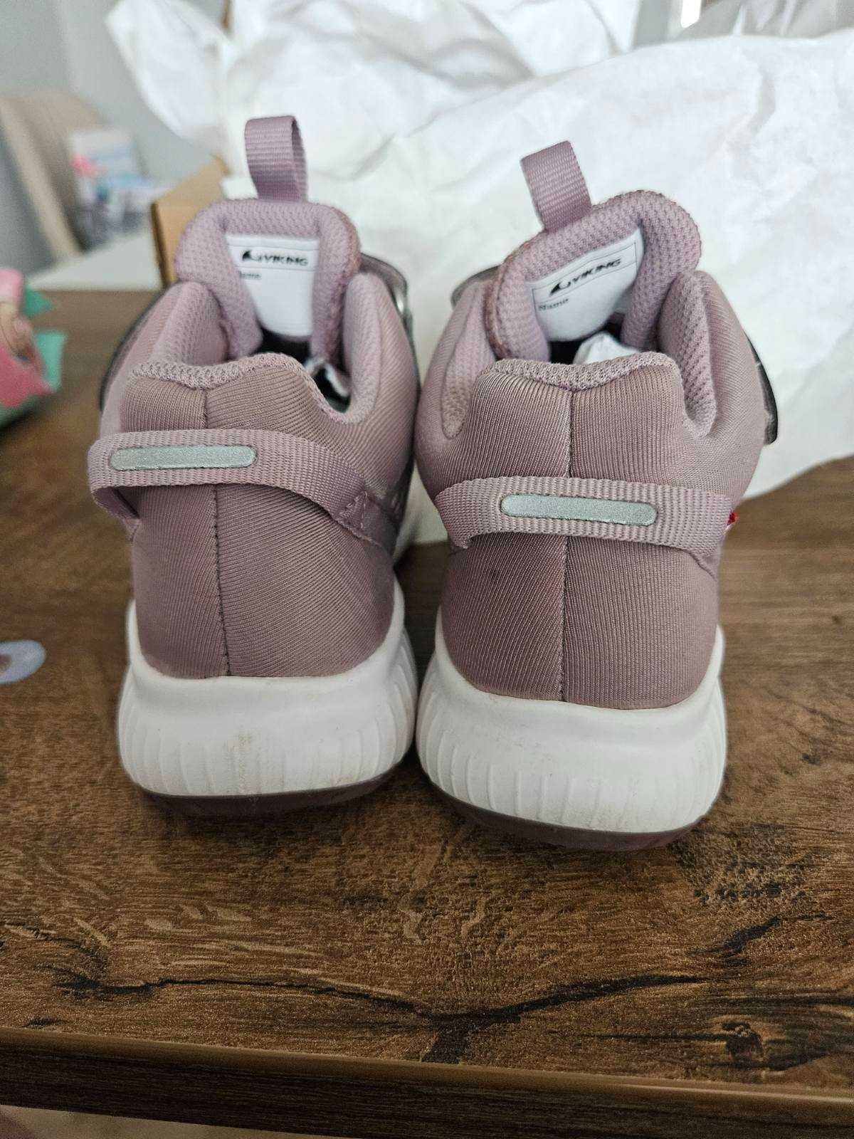 Продавам детски зимни обувки Viking AERY TAU MID GTX