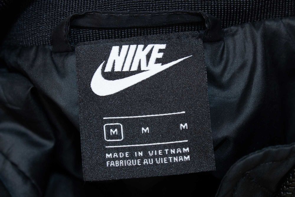 Nike Оригинално дамско яке Synthetic Fill Icon Clash черно/златисто М