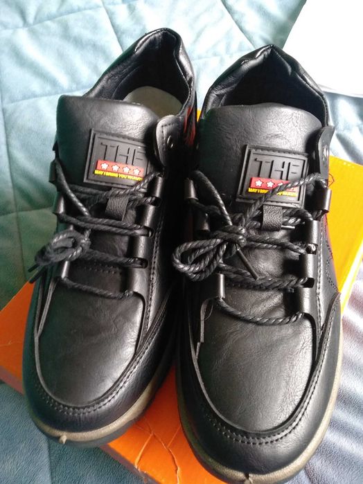 De vânzare adidași noi