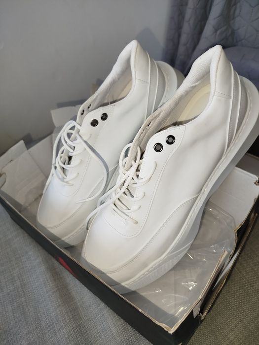 Чисто нови бели маратонки 43