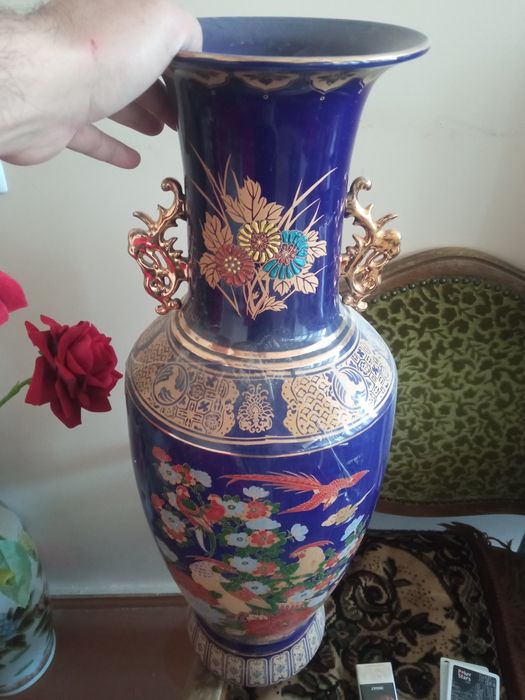 Продаётся фарфоровая ваза