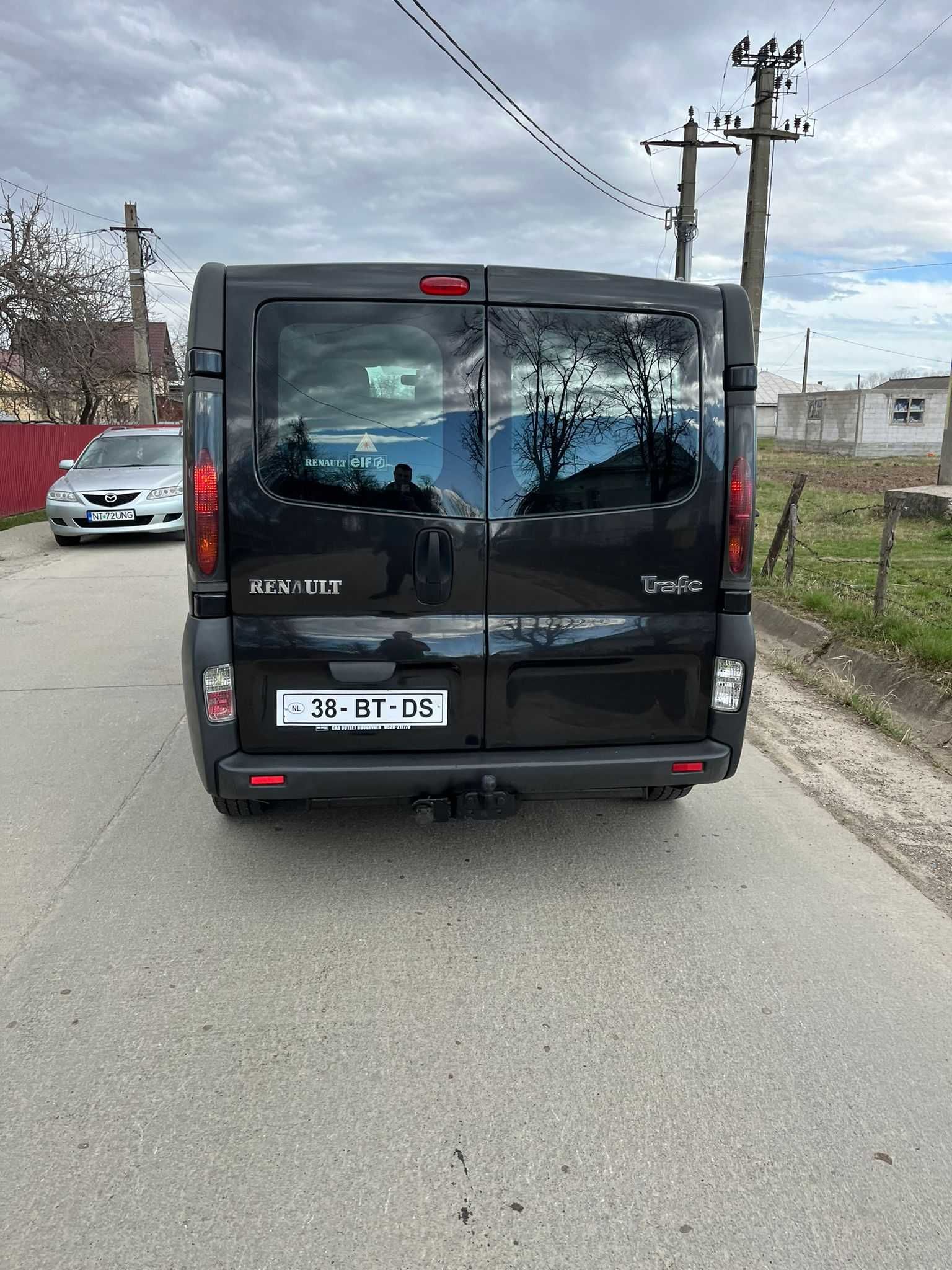 Renault trafic cu 6 locuri si duba ,motor 1.9 dci Vivaro Ac funcțional