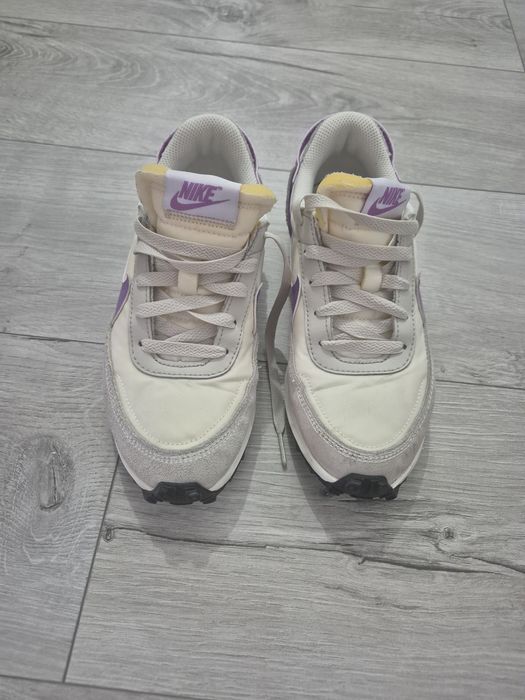 Adidasi Nike purtati de 2 ori