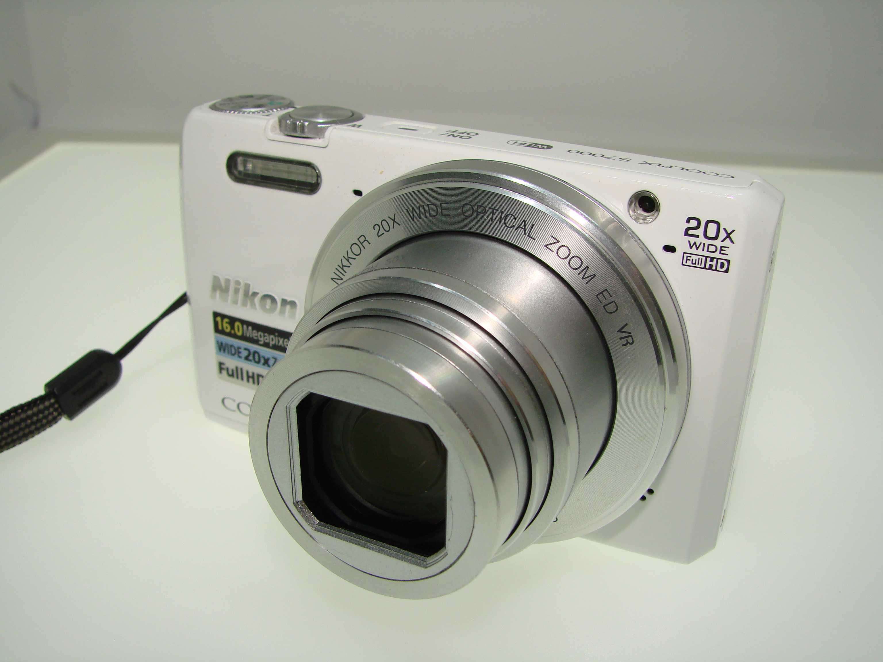 Компактен цифров фотоапарат Nikon Coolpix S7000 - Бял работи отлично