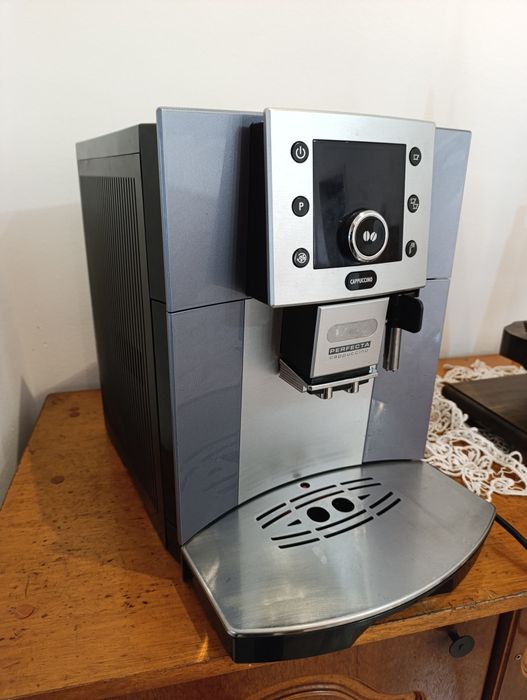 Vand aparat de cafea Delonghi