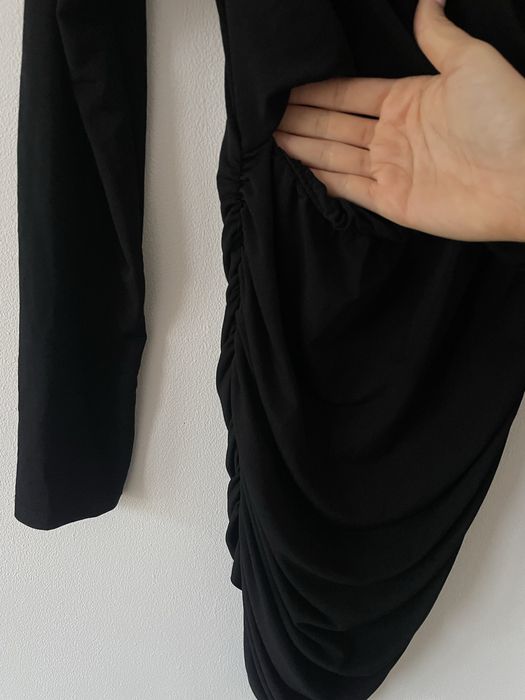 Черна рокля с набор и малък отвор на талията