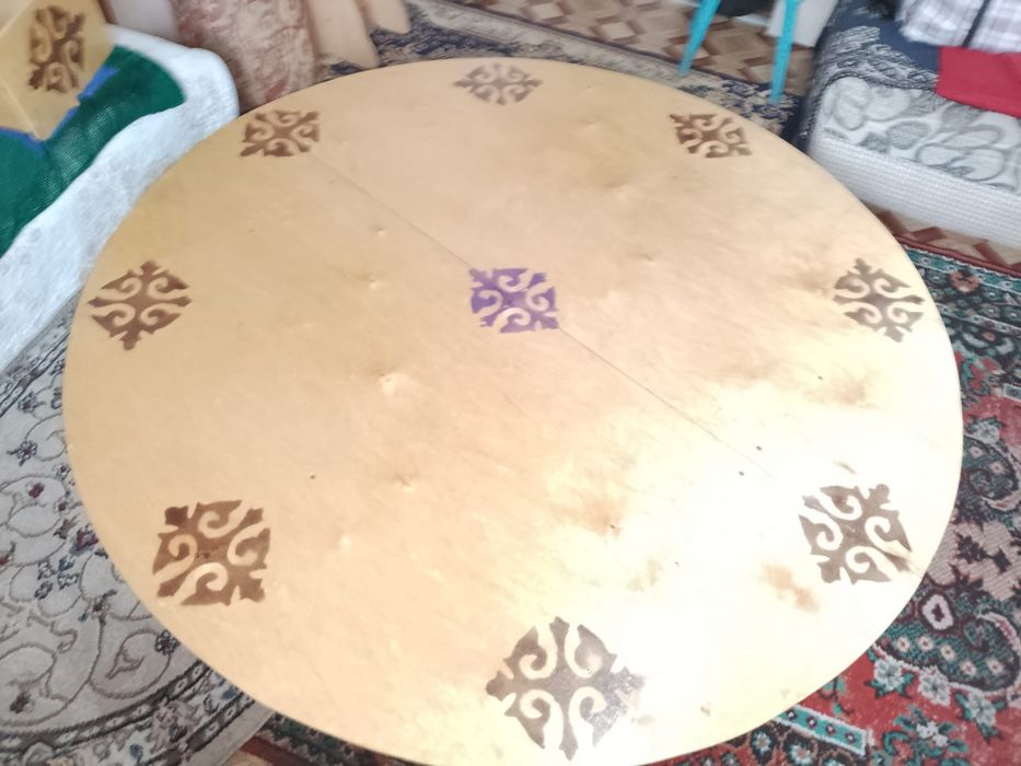 Продам круглый стол с двумя табуретками