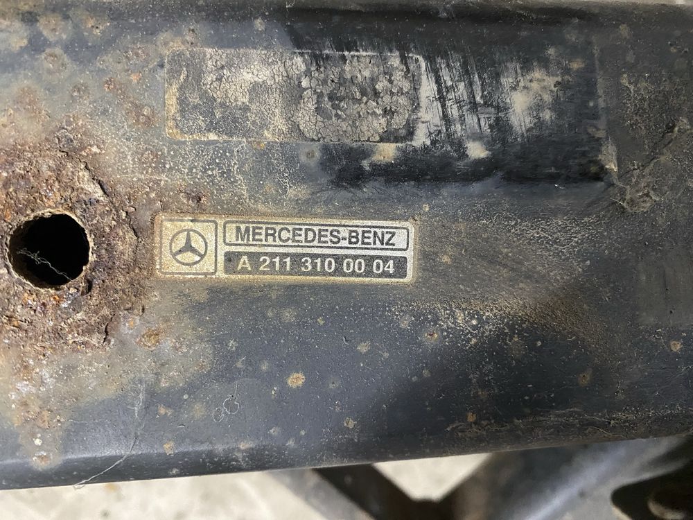 Теглич за Mercedes w211 E Class седан