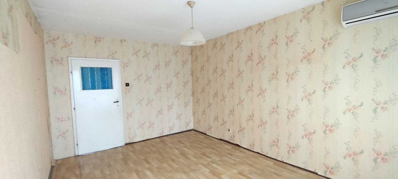 Продава се Четиристаен апартамент в Варна, Автогара - 82 кв.м за 1757 €/кв.м - Снимка #1