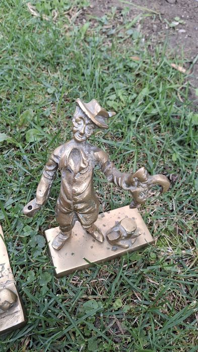 Vând doua statuete din bronz