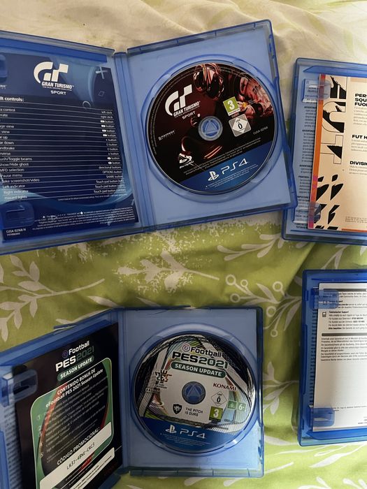 Vand ps4 cu o maneta si 6 jocuri