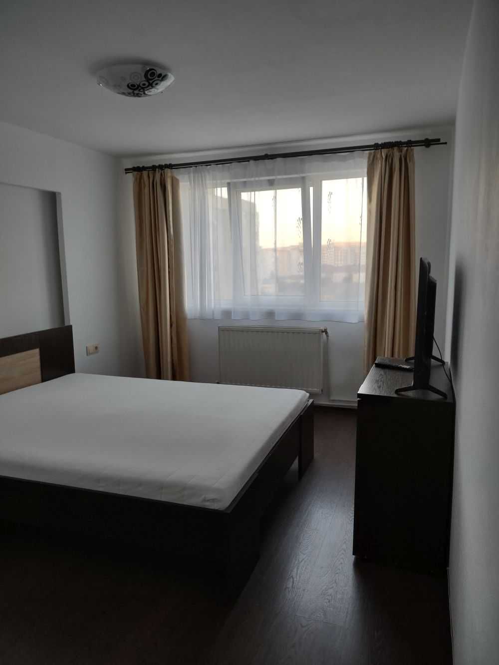 Proprietar inchiriez apartament 2 camere pe Bulevardul Revolutiei