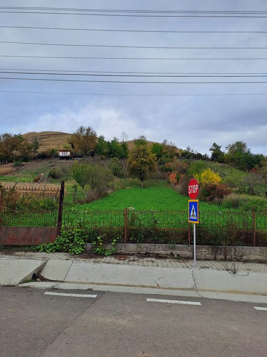 Vând teren intravilan