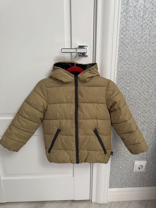 Продам детскую куртку зимнюю Benetton