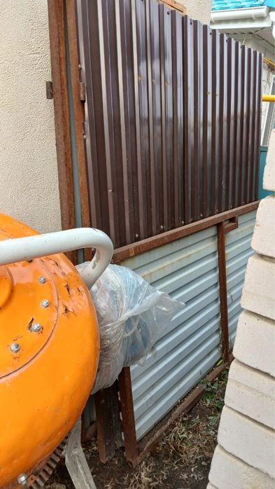 Продам ворота с калиткой и стойками