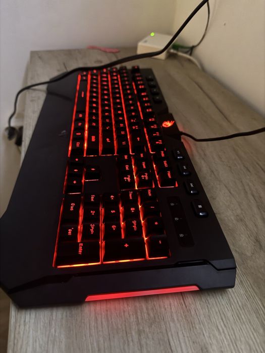 Vând tastatură gaming