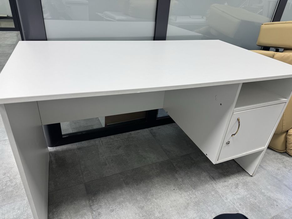 Стол, кресло продается