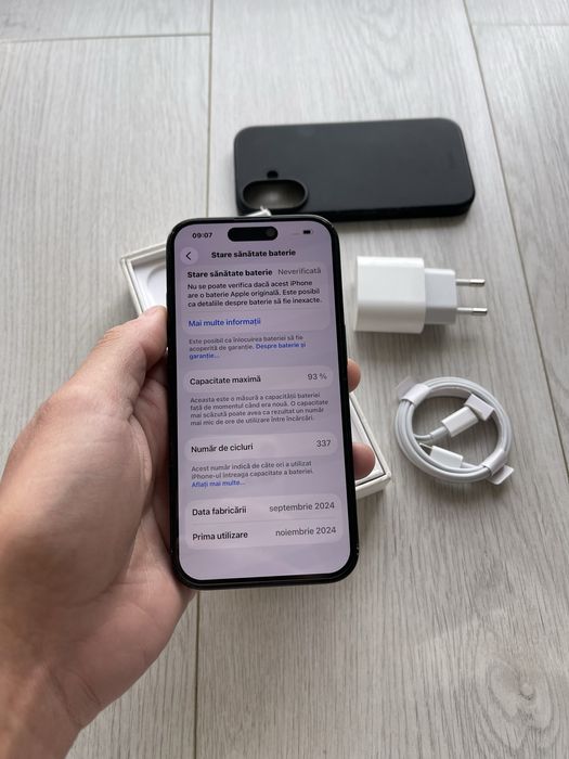 • Iphone 16 black  • BATERIE 93%  •