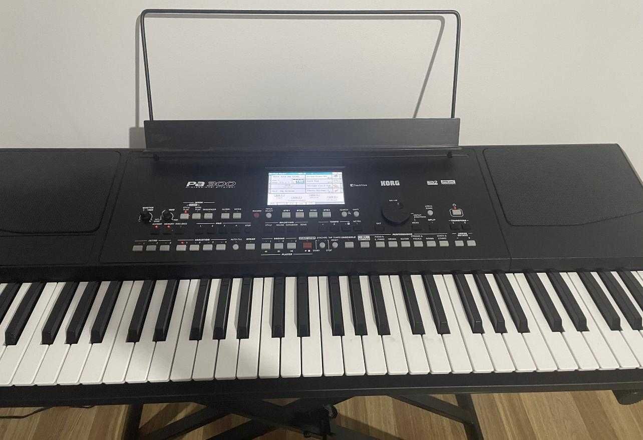 Vând Orgă Korg Pa300