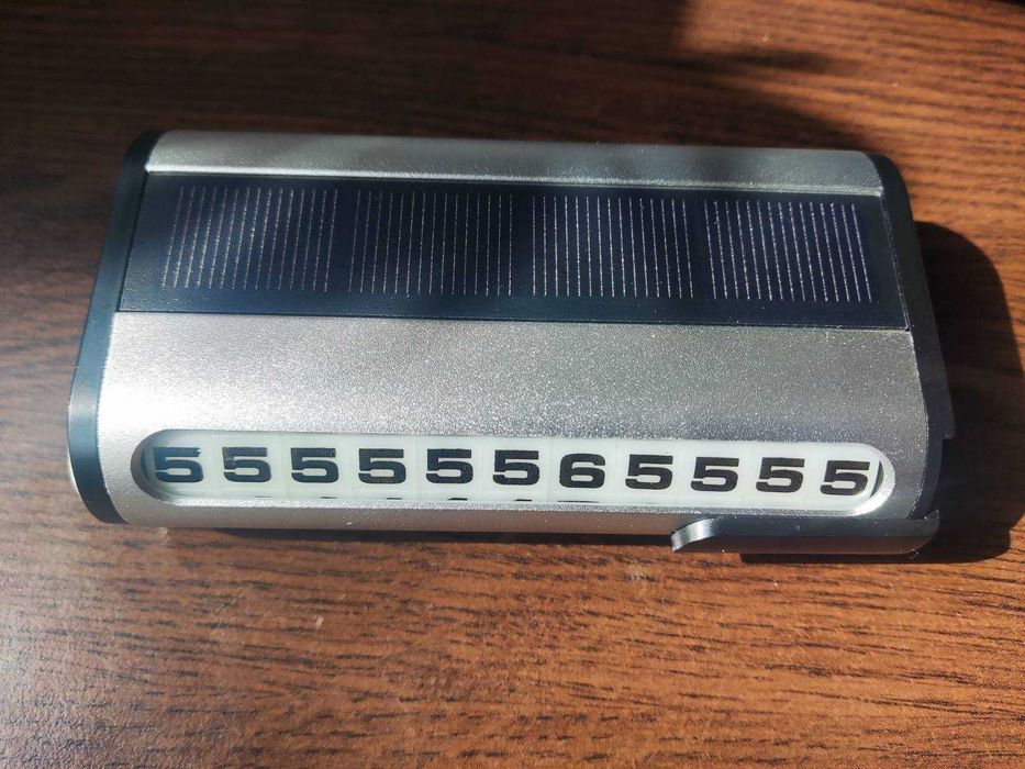 Светеща табела за паркиране на автомобил слънчево зареждане.