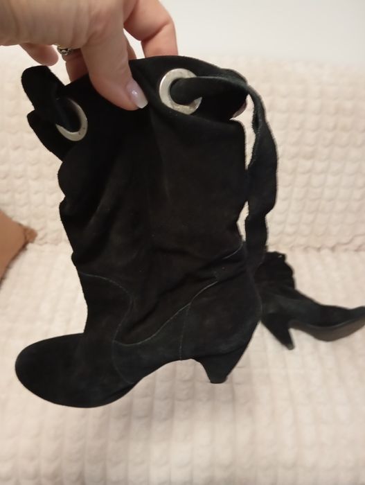 Cizme din piele întoarsā