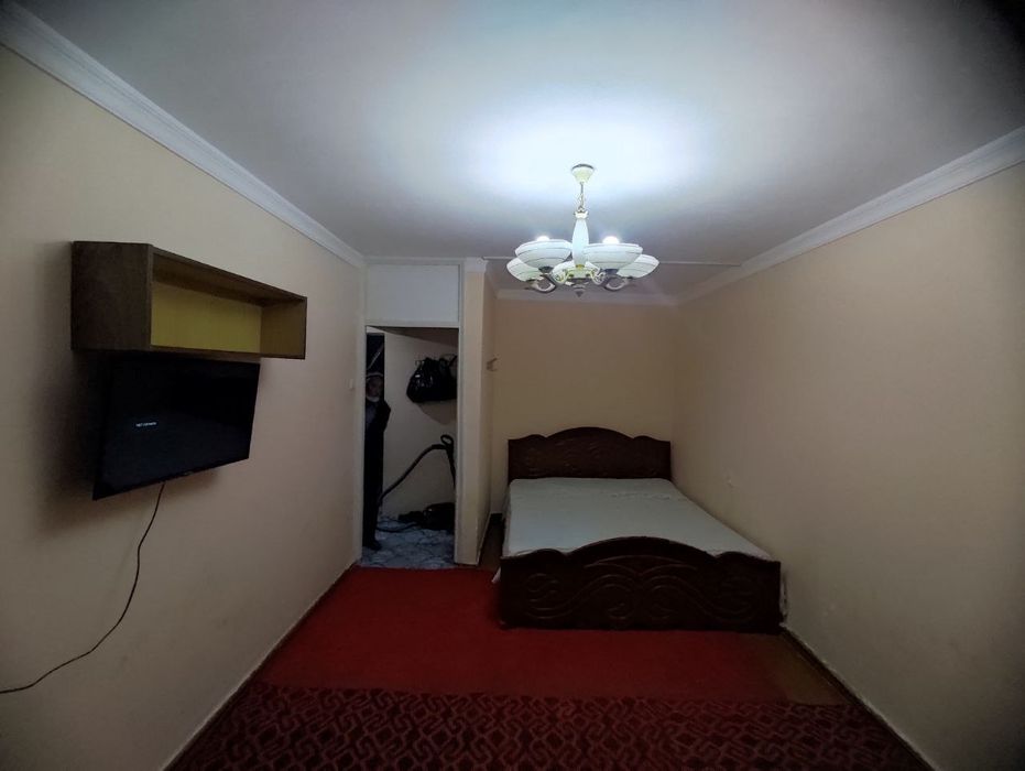 Продаётся 1 ком ком квартира в чирчике 1 мкн 2 этаж рядом актябр базар