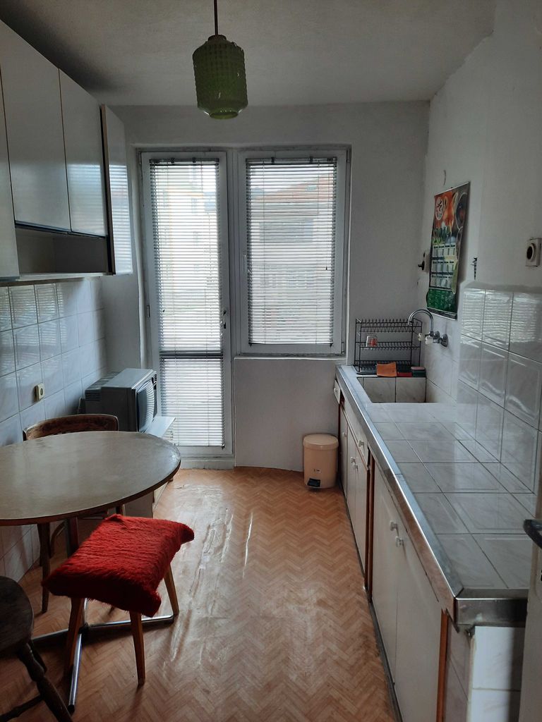 Дава се под наем Тристаен апартамент в Шумен, Пазара - 38 кв.м за 147.9 € - Снимка #1
