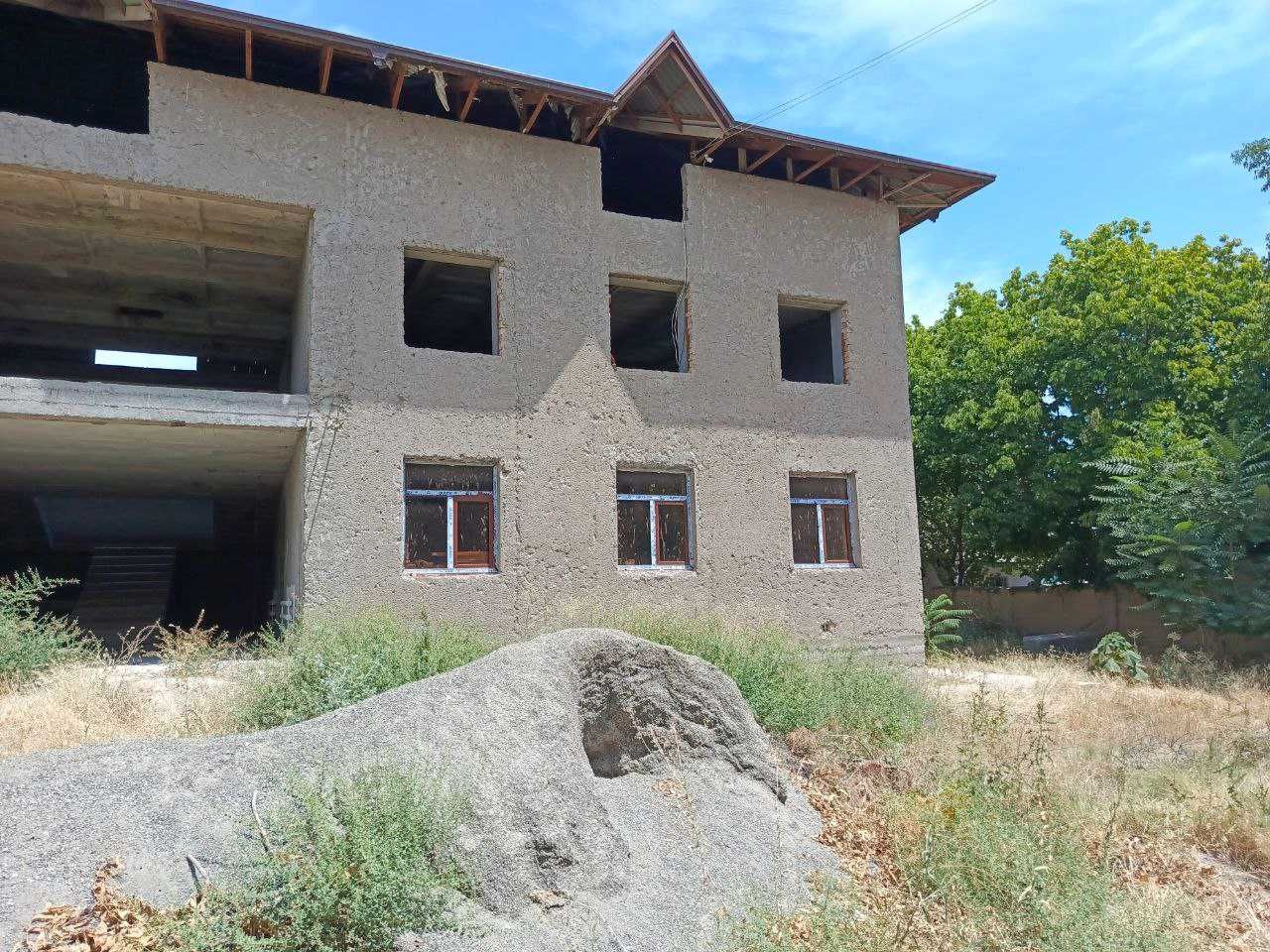 Jizzaxda Bolalar klinikasi binosi bo`lib to`lash sharti bilan sotiladi