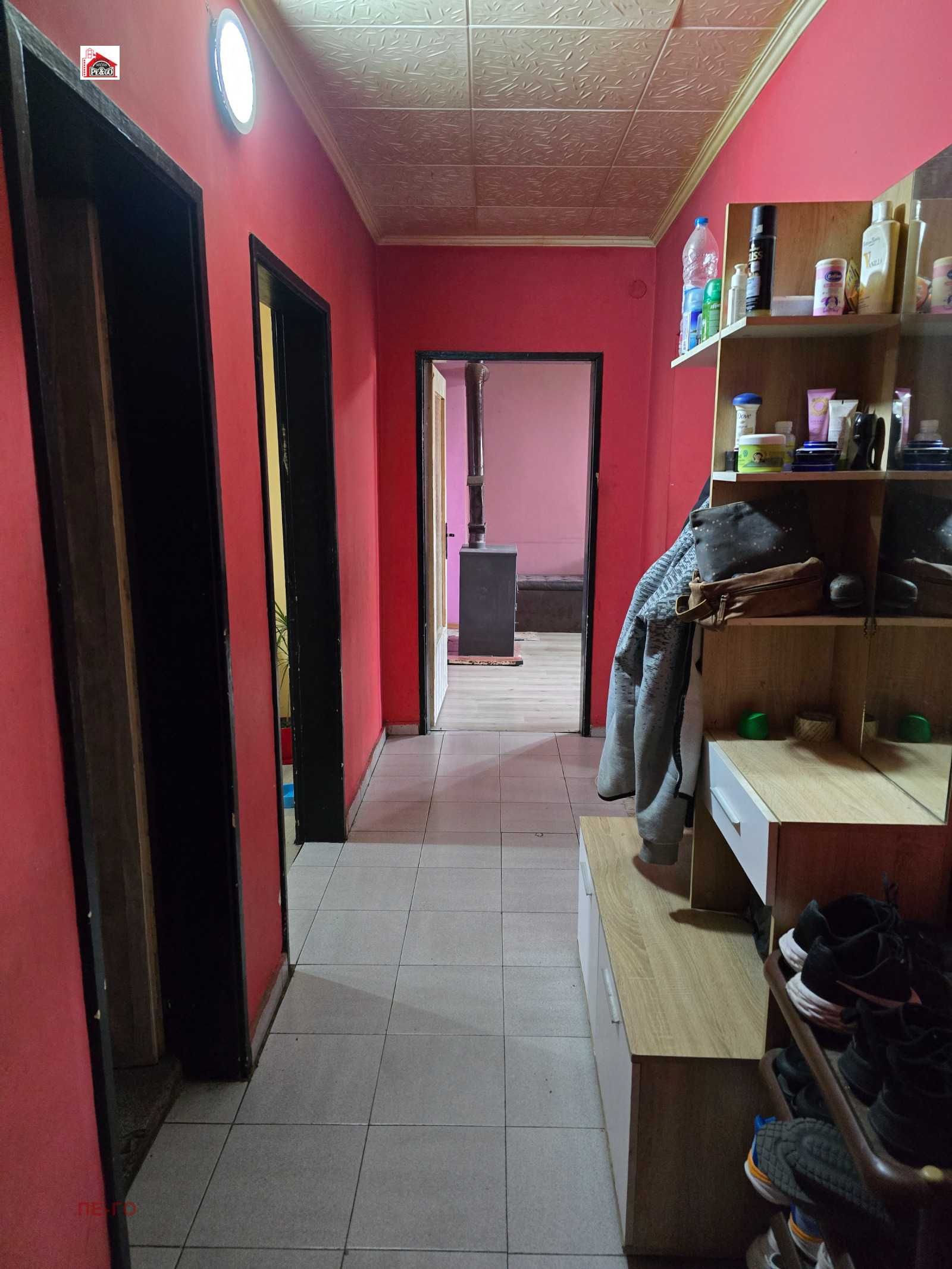 Продава се тристаен апартамент – кв. Запад, гр. Пазарджик