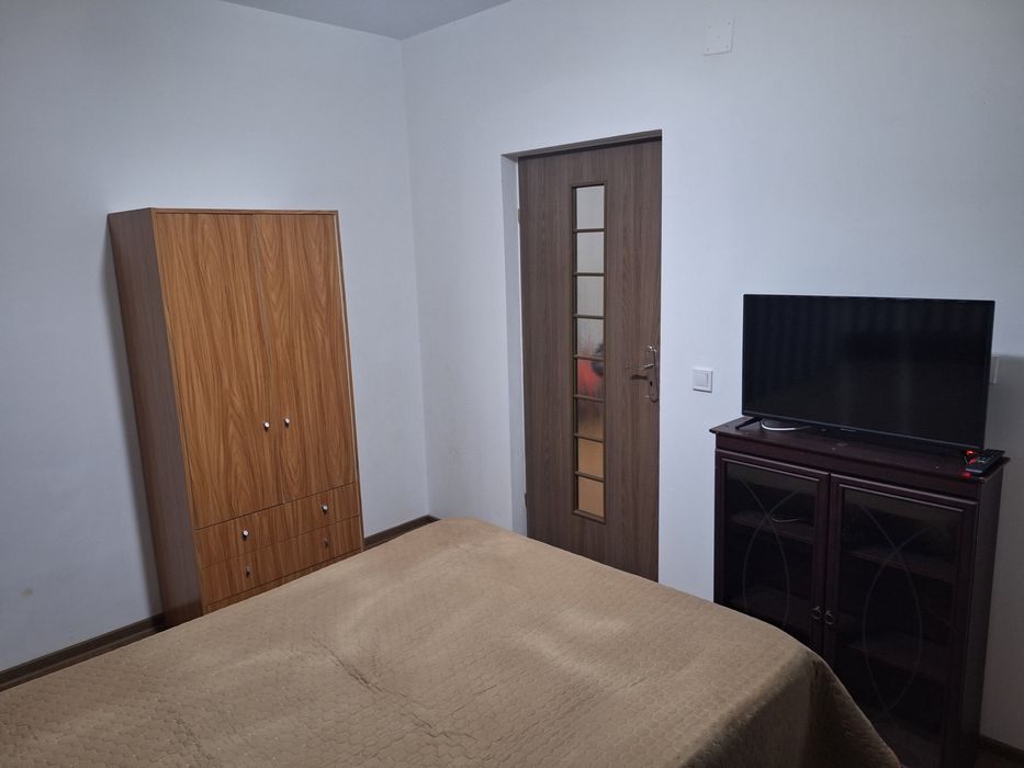 Închiriez apartament cu 2 camere