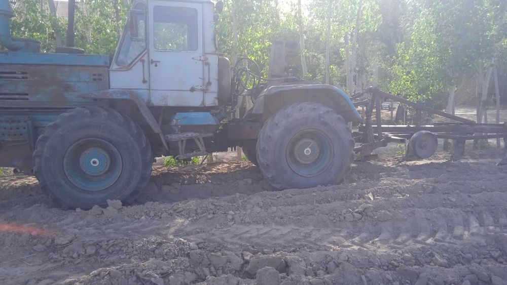 T.150 traktor sotiladi
